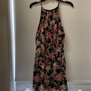 Sleeveless Floral dress with elastic waist perfect for spring or summer. Size M